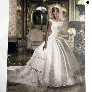 Bridal Gown w/pearls accents. Removable train. Professionally cleaned & boxed